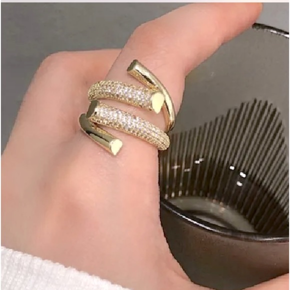 New Gorgeous 18k Yellow Gold Over Silver White Sapphires Ring - Picture 2 of 4